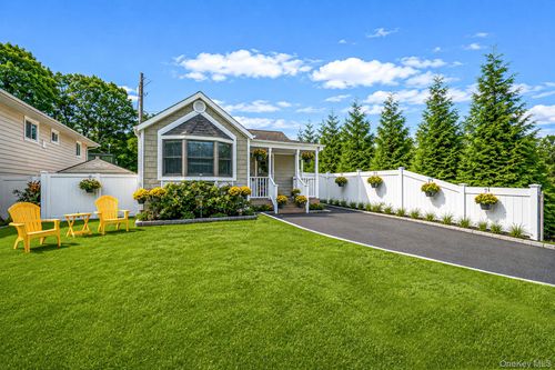 256 Deer Road, Islip, NY, 11779 | Card Image