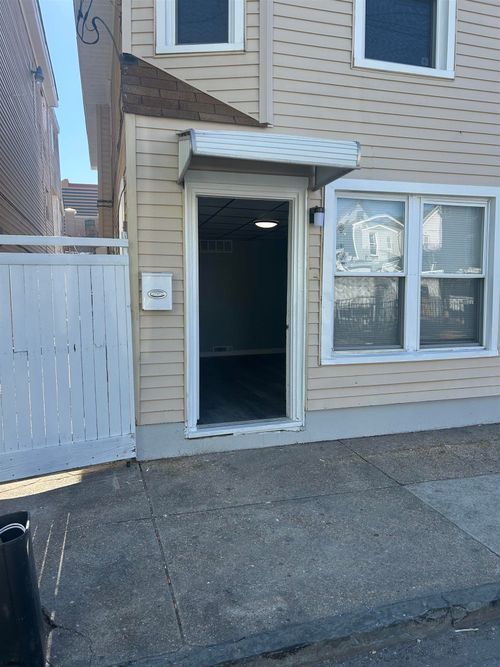 32 S Bellevue Ave, ATLANTIC CITY, NJ, 08401-6556 | Card Image