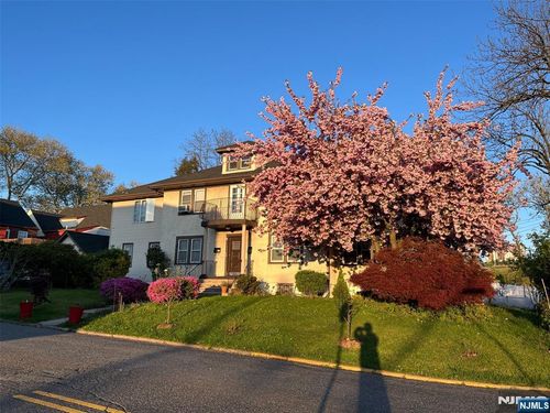 827 Pleasantview Ter, Ridgefield, NJ, 07657-2522 | Card Image
