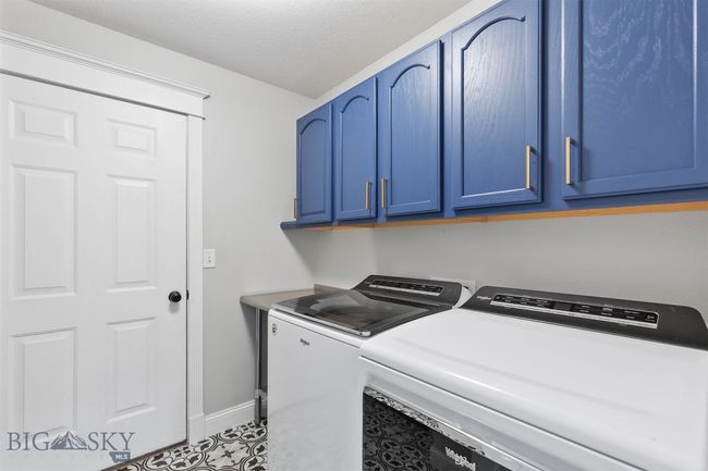 Garage Entry + Laundry | Image 29