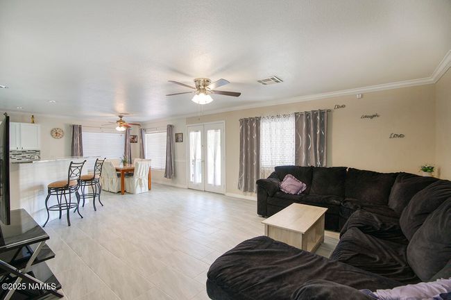 Spacious living space | Image 9