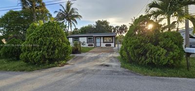 901 Nw 34th Ter, House other with 3 bedrooms, 2 bathrooms and null parking in Lauderhill FL | Image 2