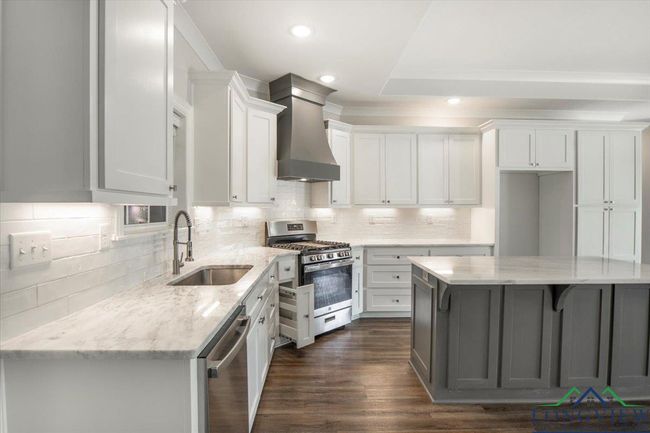 1210 Cobblestone Ct, House other with 3 bedrooms, 2 bathrooms and null parking in Carthage TX | Image 13