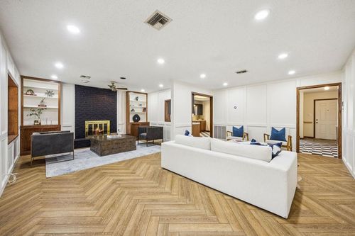 1721 Saxon Dr, Houston, TX, 77018-4124 | Card Image