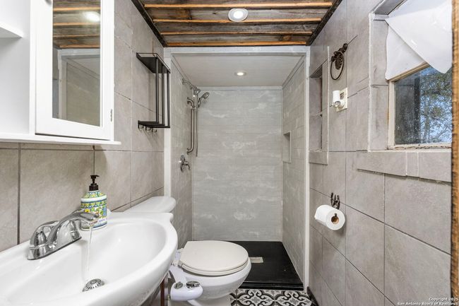1413 Alamo Beach Rd, House other with 2 bedrooms, 2 bathrooms and null parking in Pipe Creek TX | Image 12