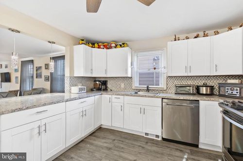 111 Thompson St, BURLINGTON, NJ, 08016-1915 | Card Image