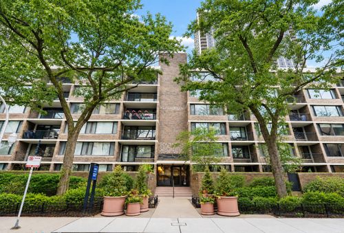 517-1555 N Sandburg Ter, Chicago, IL, 60610-6323 | Card Image