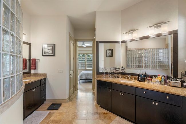 two vanity areas | Image 21