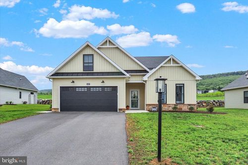 4697 Range Runner Dr, FAYETTEVILLE, PA, 17222-7708 | Card Image