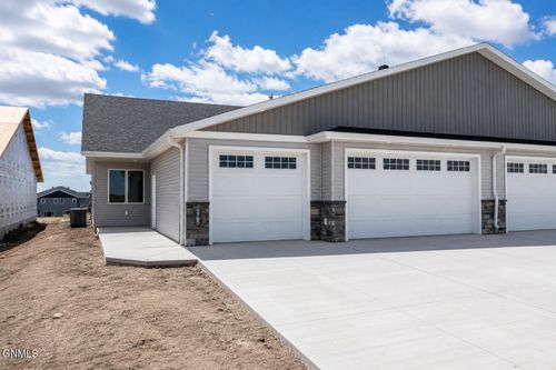 5705 Davies Dr, Bismarck, ND, 58503-1697 | Card Image