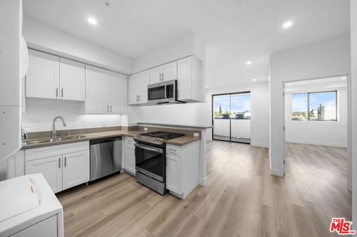 304-5612 Lexington Ave, Los Angeles, CA, 90038-2470 | Card Image