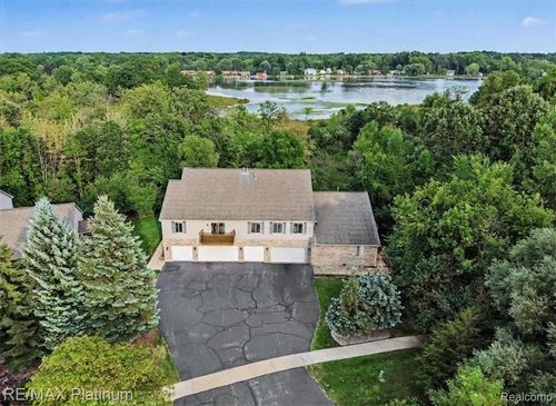 17-1035 Old Leake Ct, Holly, MI, 48442-1387 | Card Image