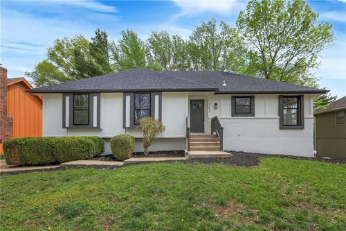 203 Ne Crescent St, Lee's Summit, MO, 64086-3447 | Card Image