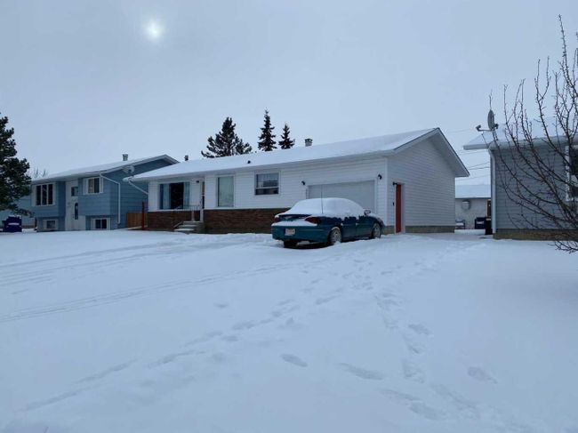4632 54 Street, Home with 3 bedrooms, 3 bathrooms and 2 parking in Rycroft AB | Image 2