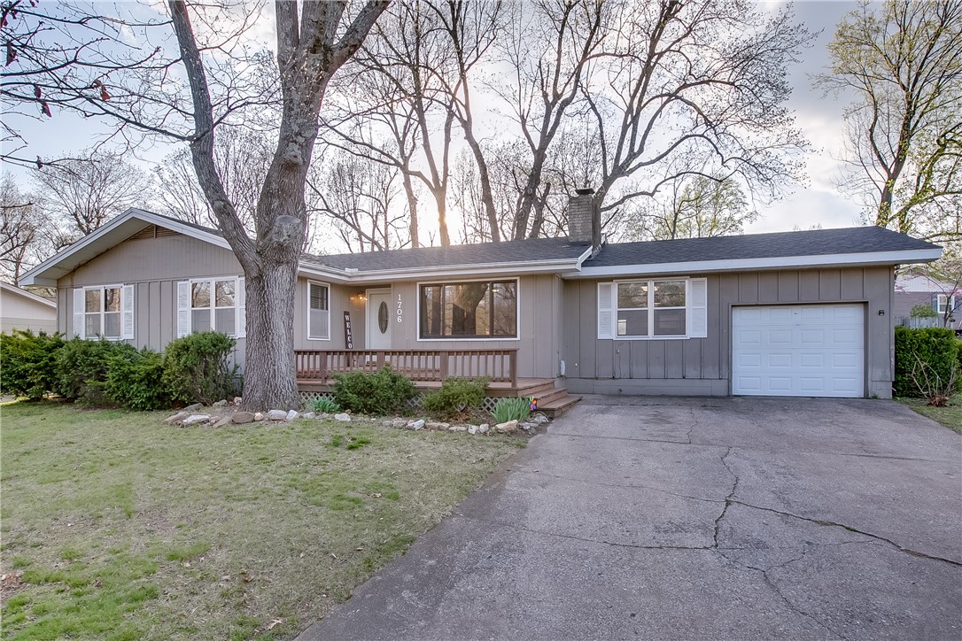 Watkins Dr, Neosho, MO 64850