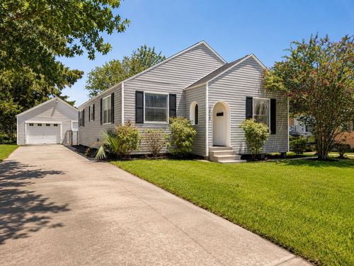 1913 10th St, Port Neches, TX, 77651-3233 | Card Image