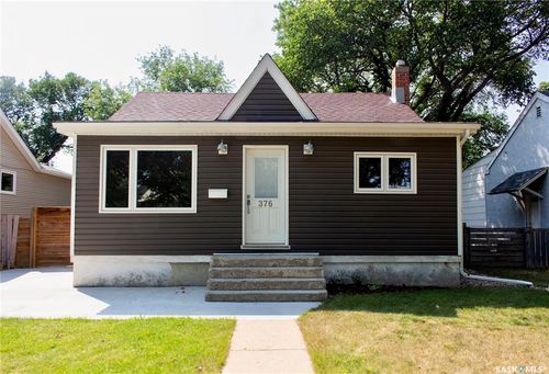 376 6 Th Ave Nw, House with 3 bedrooms, 2 bathrooms and 2 parking in Swift Current SK | Card Image