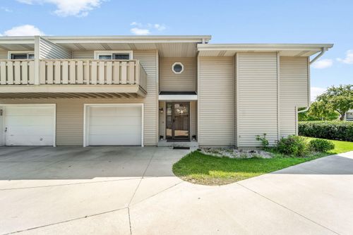 6421 S Crabapple Ct, Oak Creek, WI, 53154-1084 | Card Image