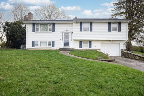 37 Squantum Dr, Middletown, RI, 02842-4500 | Card Image