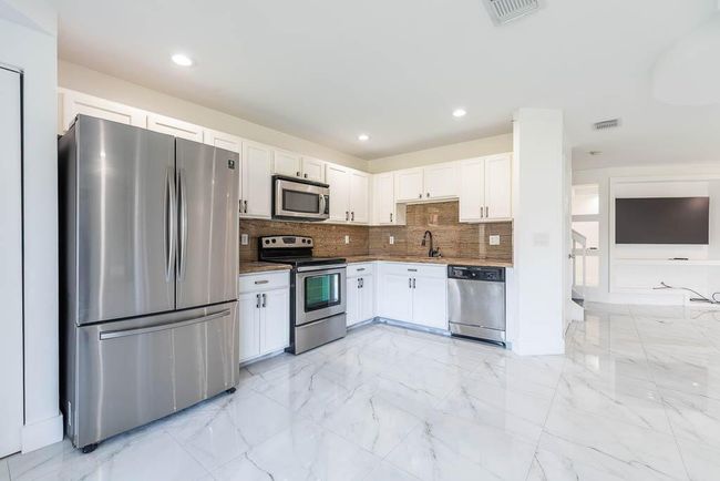 6408 Sandy Bank Ter, Condo with 3 bedrooms, 3 bathrooms and null parking in Riviera Beach FL | Image 6