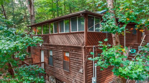 215 Lovers Ln, Townsend, TN, 37882-6131 | Card Image