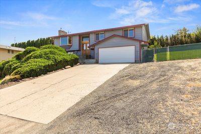 120 Echo Glen Place, House other with 3 bedrooms, 2 bathrooms and 2 parking in Yakima WA | Image 1