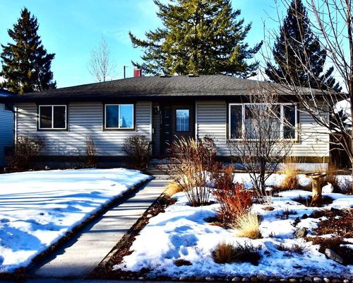 139 Gloucester Crescent Sw, Home with 5 bedrooms, 3 bathrooms and 2 parking in Calgary AB | Card Image