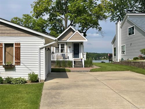 10470 King Rd, Springfld Twp, MI, 48350-1910 | Card Image