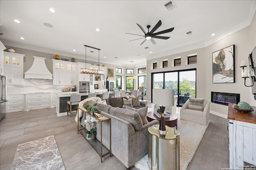 189 Hannah Ln, Boerne, TX, 78006-8878 | Card Image