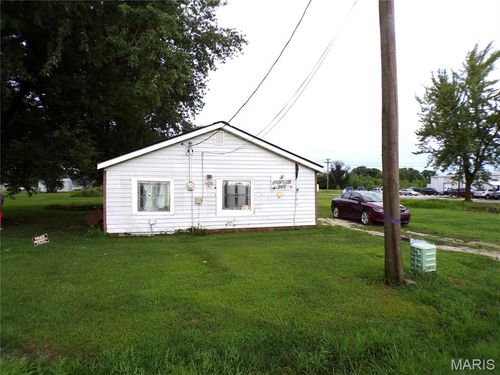 704 W Olive St, Vandalia, MO, 63382-1624 | Card Image