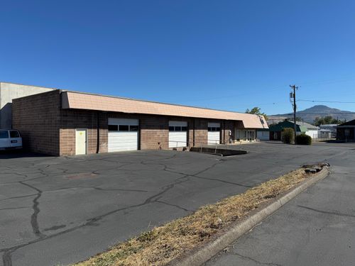 877 Beatty St, Medford, OR, 97501-5717 | Card Image