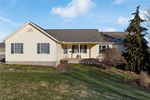 5773 Smith Kramer St Ne, Hartville, OH, 44632-9128 | Card Image