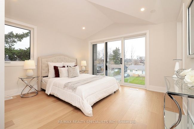 1048 Roosevelt Rd, House attached with 5 bedrooms, 6 bathrooms and 2 parking in Mississauga ON | Image 24