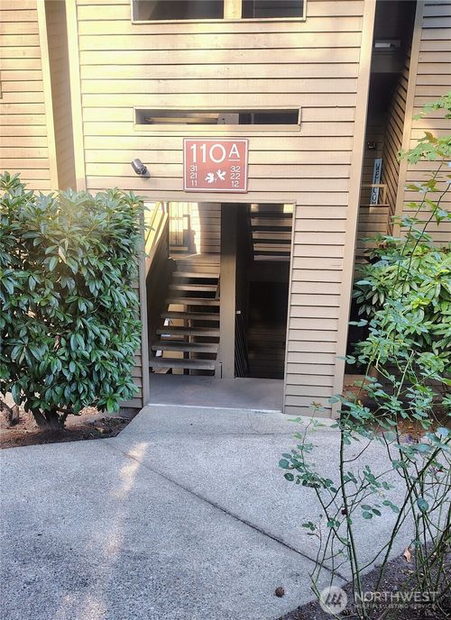 a11-110 Sw 116th St, Seattle, WA, 98146-2367 | Card Image