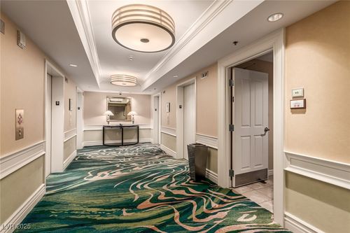 915-135 E Harmon Ave, Las Vegas, NV, 89109-4503 | Card Image