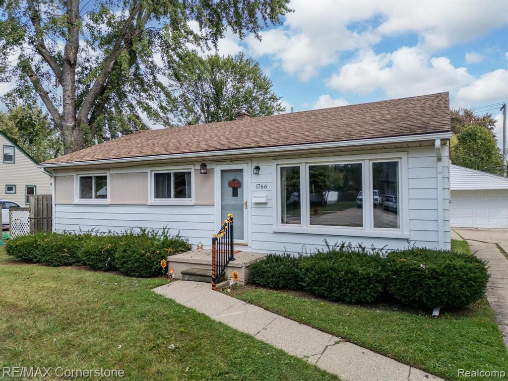 Helen St, Garden City, MI 48135
