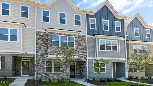 829 Washington St, Fuquay Varina, NC, 27526-1019 | Card Image