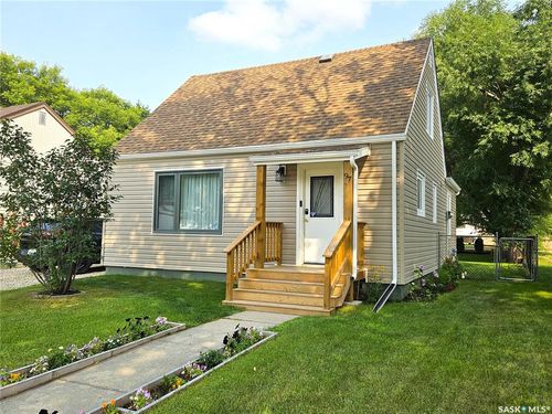 97 Betts Ave, House with 3 bedrooms, 1 bathrooms and 2 parking in Yorkton SK | Card Image