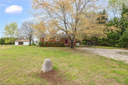 8140 Haw River Rd, Kernersville, NC, 27284-8789 | Card Image