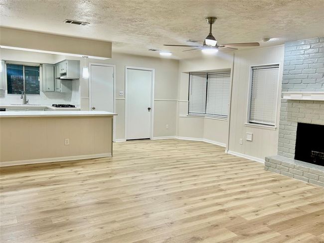 Open breakfast area great for entertaining | Image 15