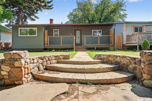 895 Willow Ave, Moose Jaw, SK, S6H1G4 | Card Image