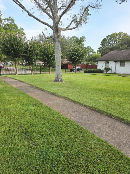 4004 Laura Leigh Dr, Friendswood, TX, 77546-4163 | Card Image