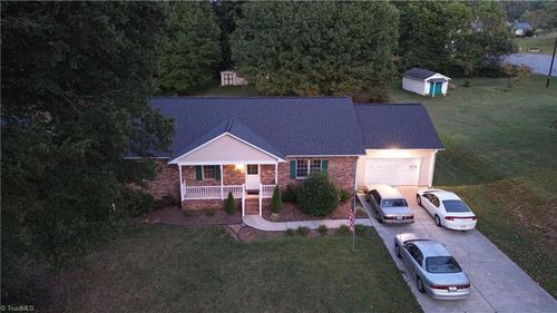 1155 Quail Hollow Rd, Kernersville, NC, 27284-9299 | Card Image