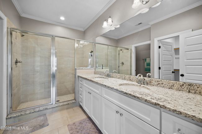 owner double shower, double sinks | Image 23