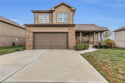 1724 Ne Nine Oaks Drive, Lee's Summit, MO, 64086 | Card Image