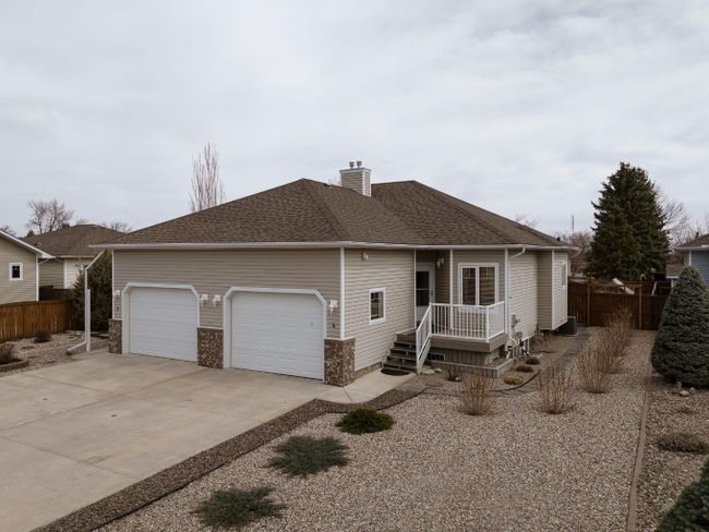 4 Skyline Mews, Home with 3 bedrooms, 2 bathrooms and 3 parking in Claresholm AB | Image 1