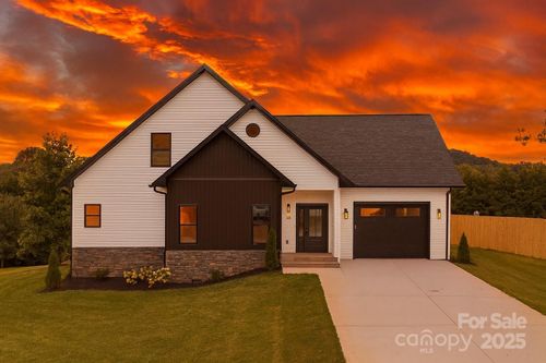 38 Red Laurel Ct, Hendersonville, NC, 28792-8442 | Card Image