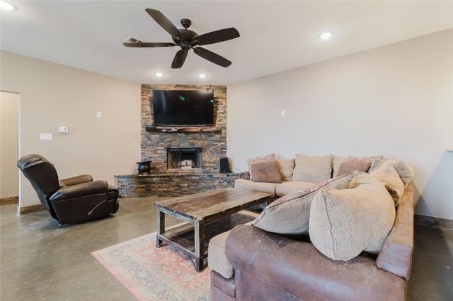161 Hcr 1150, House other with 3 bedrooms, 3 bathrooms and null parking in Blum TX | Image 9