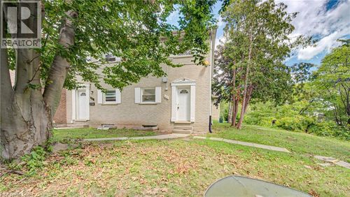 150 Westcourt Pl, Waterloo, ON, N2L2R7 | Card Image