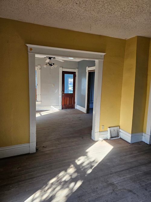 910 Blackhawk St, Reinbeck, IA, 50669-1414 | Card Image